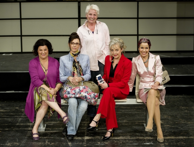 SCHUHPLUS.com stattet St. Pauli Theater aus