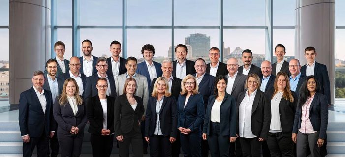 Gruppenfotos neu gedacht: Nachhaltigkeit und Effizienz durch das Composingverfahren Gruppenfotos neu gedacht: Nachhaltigkeit und Effizienz durch das Composingverfahren