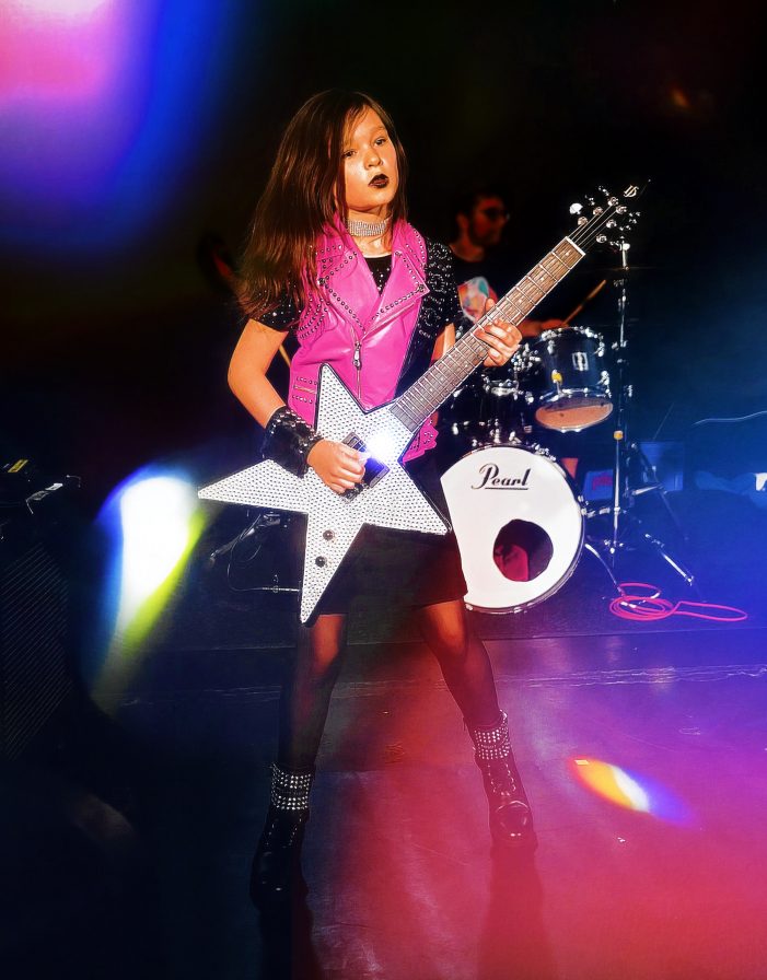 Die 8-jährige Rockprinzessin Xena Morgana macht die Bühne von Rockoverlienz unsicher