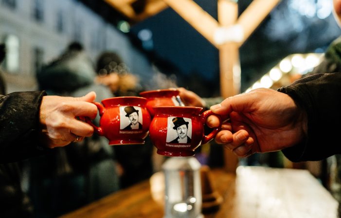 Gratis Feuerzangenbowle beim „Winter-Film-Fest“ im Berliner Nikolaiviertel