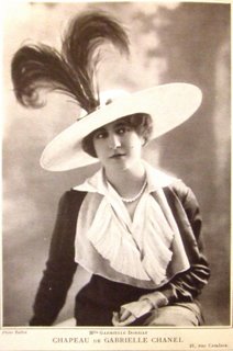 „Die selbstsichere Frau verwischt nicht den Unterschied zwischen Mann und Frau – sie betont ihn.“  Coco Chanel