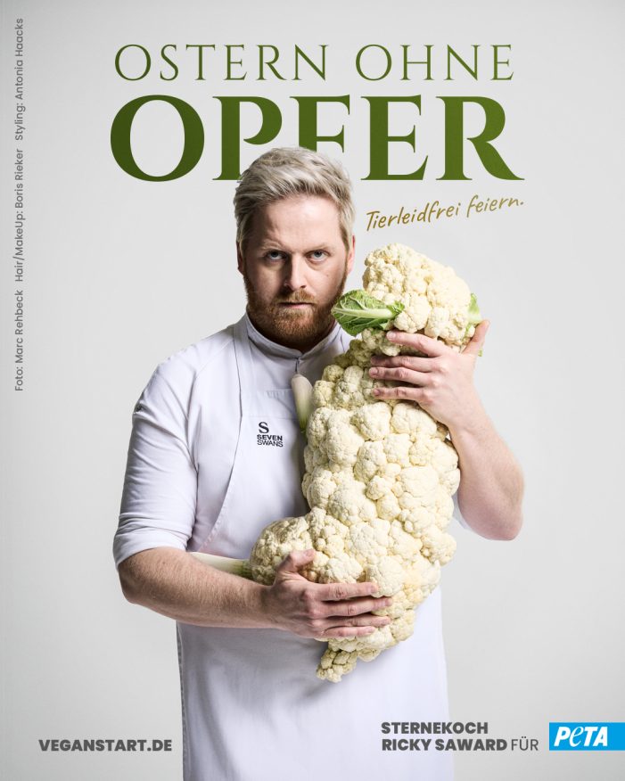 Sternekoch Ricky Saward präsentiert ungewöhnliches PETA-Motiv: „Ostern ohne Opfer – tierleidfrei feiern!“