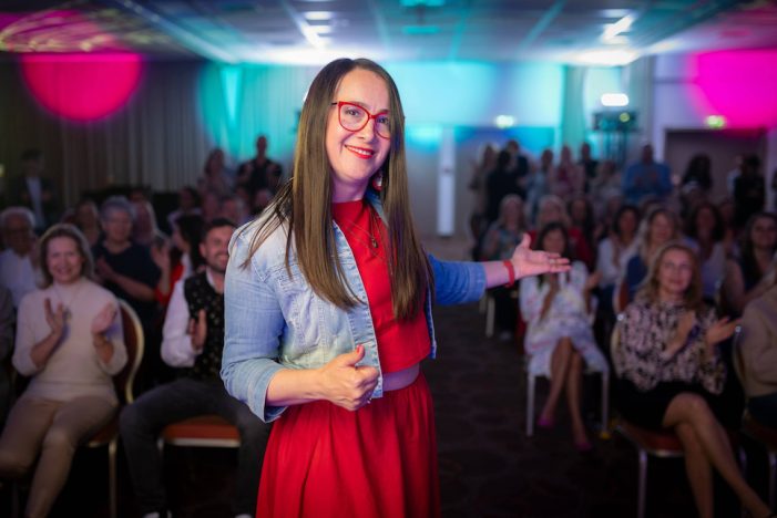 Von San Francisco nach Wiesbaden: Edina Kovacs brilliert als Speakerin für Klarheit & KI im Business