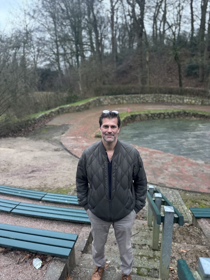 Kunst trifft Theater: Jens Rusch und Jan Erik Stahl erschaffen das Plakat für das Holzmarktfest – live in Meldorf