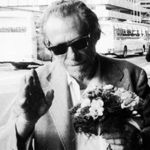 „Wir werden alle sterben, jeder von uns, was für ein Zirkus! Das alleine sollte uns dazu bringen, uns zu lieben, aber das tut es nicht. Wir werden terrorisiert von Kleinigkeiten, zerfressen von gar nichts.“ Charles Bukowski