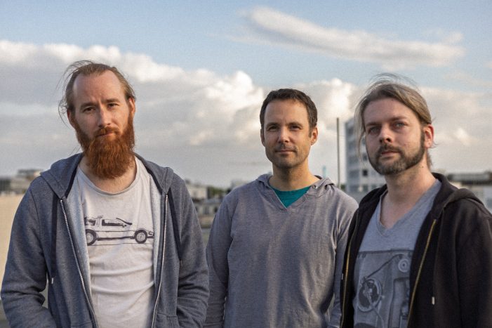 INTO THIS veröffentlichen „Listen“ INTO THIS veröffentlichen „Listen“