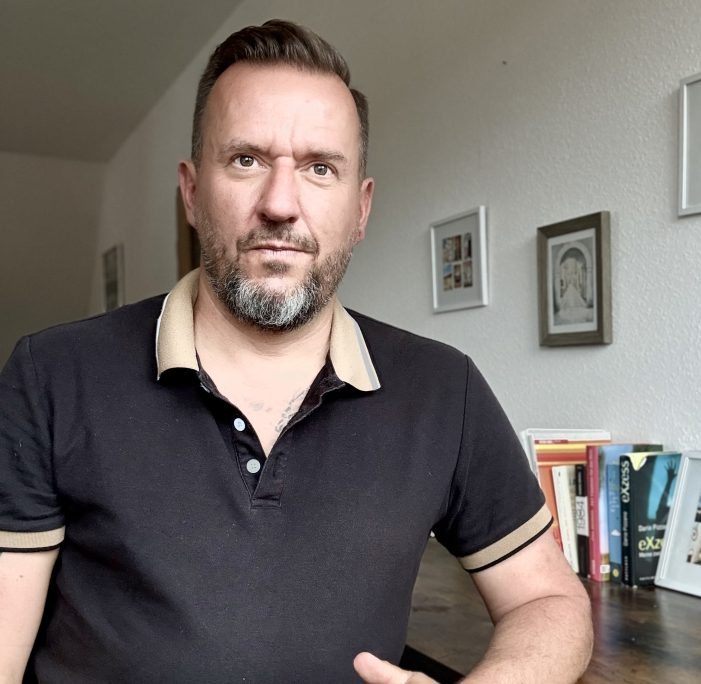 Dario Pizzano im Interview: Zwei Bücher, die 44 Jahre Leben schonungslos ehrlich erzählen Dario Pizzano im Interview: Zwei Bücher, die 44 Jahre Leben schonungslos ehrlich erzählen