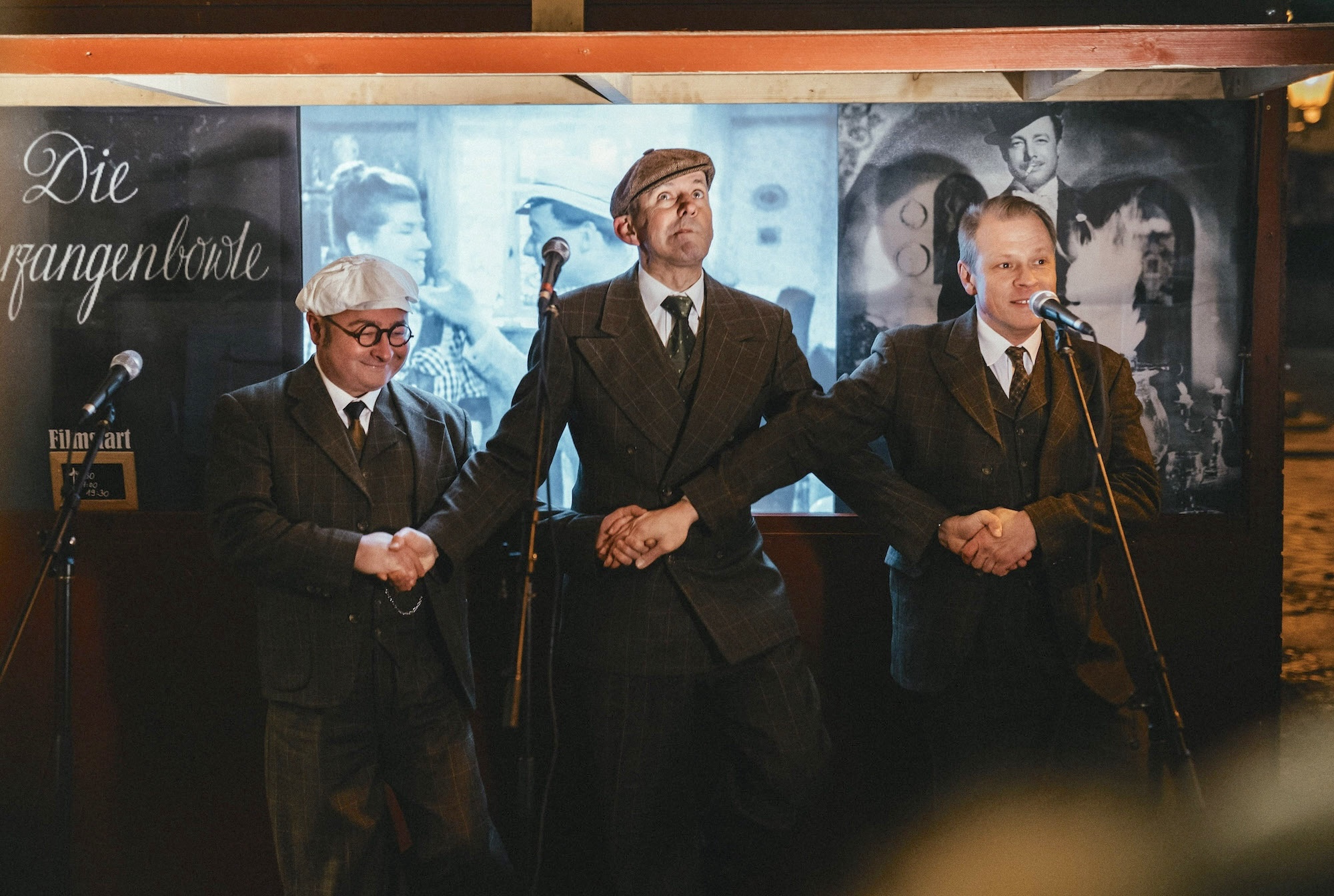 „Die Herr´n von der Tankstelle“ singen an der Feuerzangenbowle im Nikolaiviertel Schlager aus UFA-Tonfilmen „Die Herr´n von der Tankstelle“ singen an der Feuerzangenbowle im Nikolaiviertel Schlager aus UFA-Tonfilmen