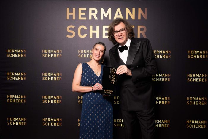 Elisa de Schultz erhält Excellence Award Elisa de Schultz erhält Excellence Award