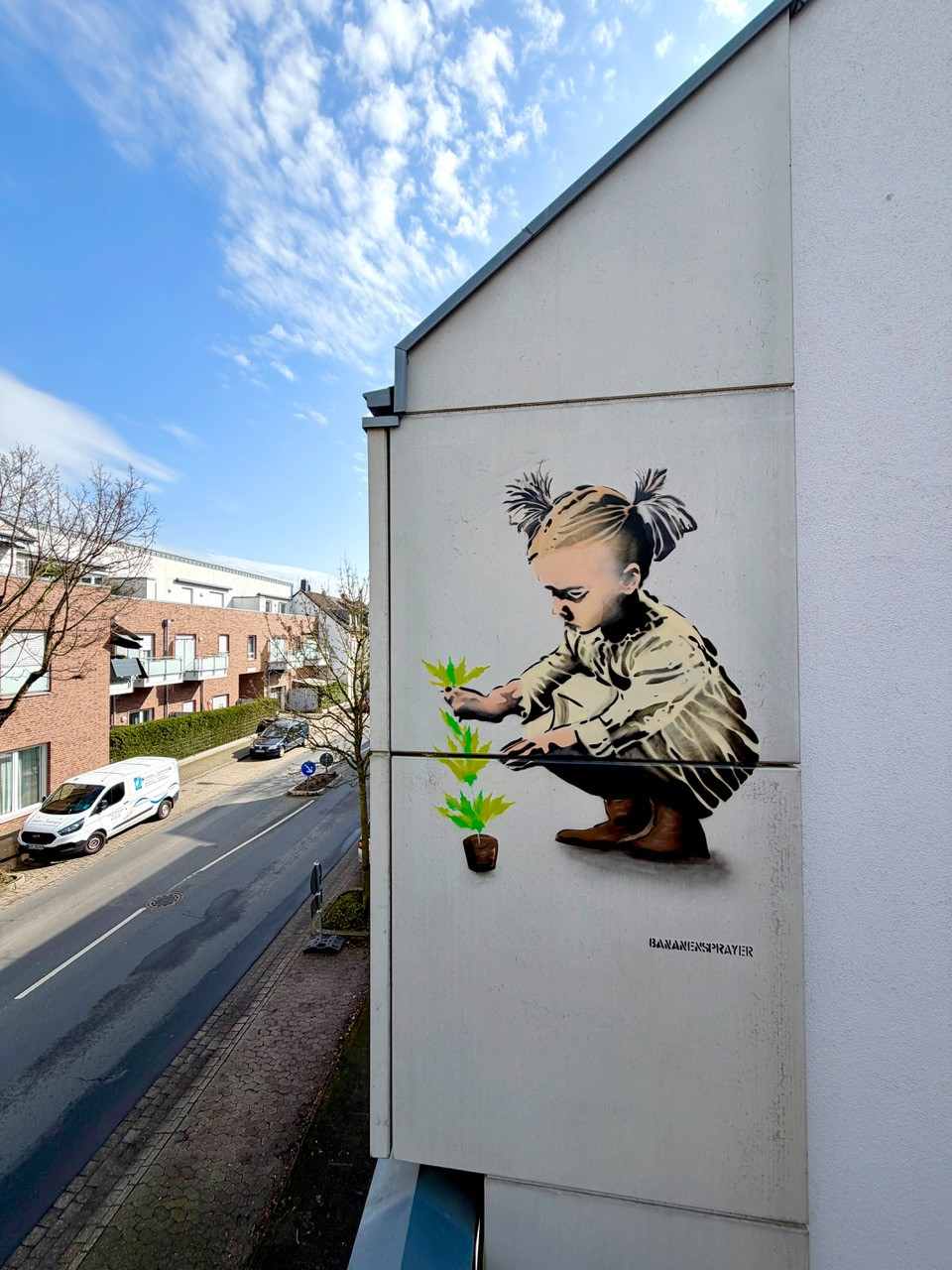 Neues Wandbild des „Bananensprayers“ am Niederrhein: „Mädchen mit Pflanze“ als Symbol der Hoffnung Neues Wandbild des „Bananensprayers“ am Niederrhein: „Mädchen mit Pflanze“ als Symbol der Hoffnung