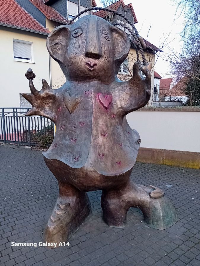 Carin Grudda reagiert gelassen auf Bemalung ihrer Skulptur passend zum Weltfrauentag Carin Grudda reagiert gelassen auf Bemalung ihrer Skulptur passend zum Weltfrauentag