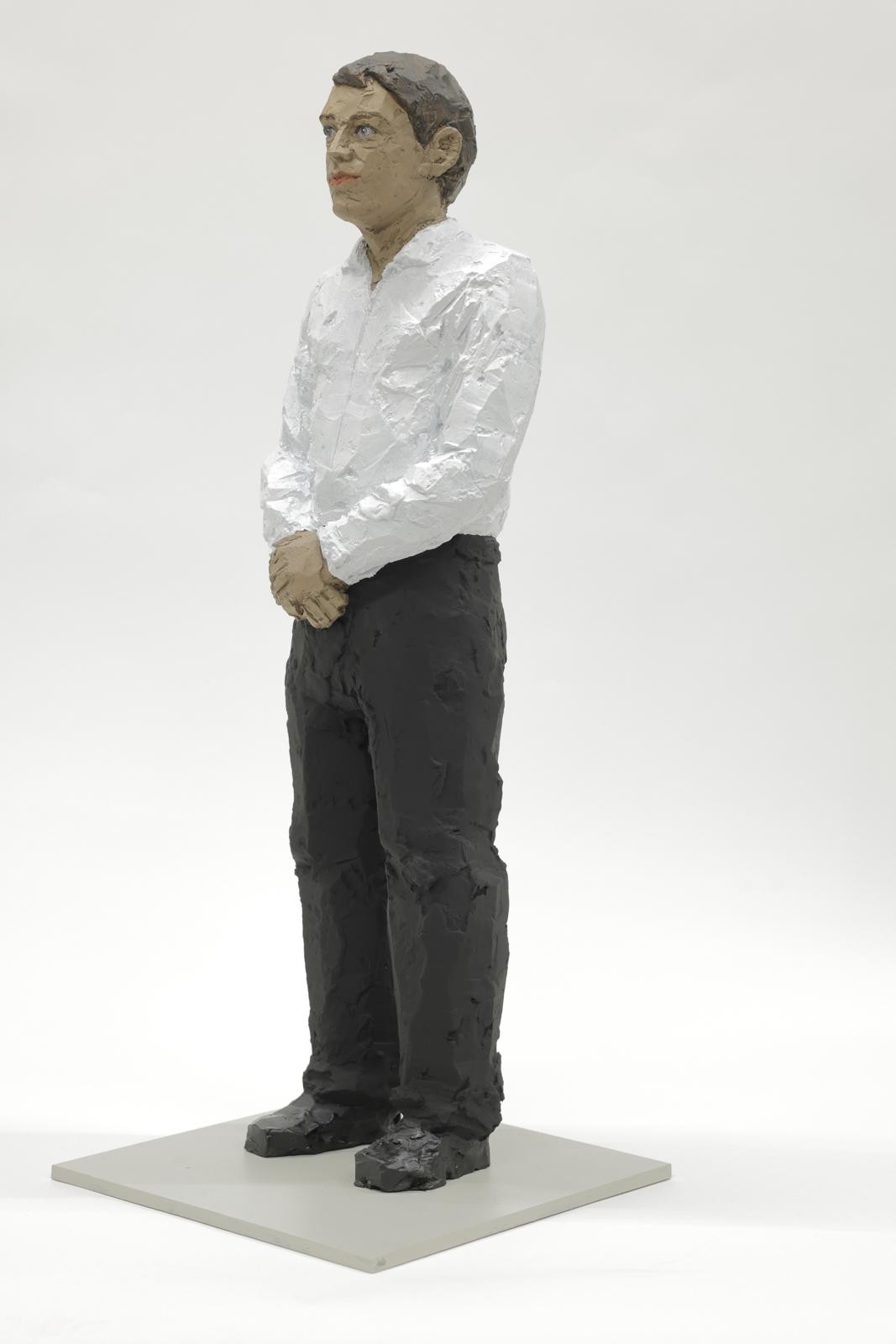 Stephan Balkenhol neue Bronzeskulpturen 2026 erschienen – Mann mit weißem Hemd und schwarzer Hose – Venus | FRANK FLUEGEL GALERIE