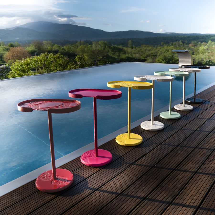 Farb-Highlight indoor und outdoor:  Der Beistelltisch STAN von Siqual Design. Made in Europe.