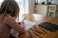 Bildschirmzeit von Kindern: DAK-Mediensuchtstudie meldet für Herbst 2025 einen Anstieg der riskanten Online-Video-Nutzung um knapp 60 Prozent Bildschirmzeit von Kindern: DAK-Mediensuchtstudie meldet für Herbst 2025 einen Anstieg der riskanten Online-Video-Nutzung um knapp 60 Prozent
