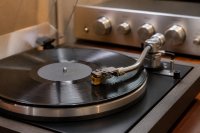 Vinyl legt im ersten Halbjahr 2026 um 9,8 Prozent zu und stellt inzwischen 47,8 Prozent des physischen Musikmarkts in Deutschland