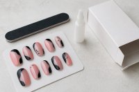 Nagelkosmetik: 80 statt 24 Duftstoffe müssen ab einer Grenzkonzentration einzeln auf der Packung stehen – seit dem 1. August 2026 Nagelkosmetik: 80 statt 24 Duftstoffe müssen ab einer Grenzkonzentration einzeln auf der Packung stehen – seit dem 1. August 2026
