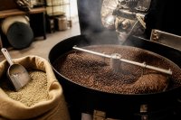 Ganze Bohne auf Rekordkurs: 193.800 Tonnen verkaufte der Handel 2025– und ab Ende 2026 gilt für Kaffee-Importe stufenweise die Sorgfaltspflicht