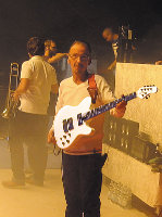Fettes Brot Gitarrist Sven Waje spielt eine neue Newton NX Custom-Gitarre