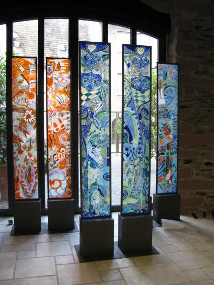WELTEN IM WEIN – Ein Parcours aus 40 Glasstelen / Herbstausstellung Mana Binz (mit Bild)