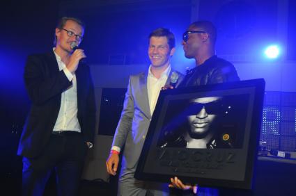 Taio Cruz: Universal Musicüberreicht TAIO CRUZ die Gold-Auszeichnung (mit Bild)