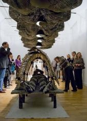 Das deutsche Museumsportal informiert:  Der Schmerz des Erwachsen-Werdens  Performance zur Ausstellungseröffnung im LWL-Landesmuseum