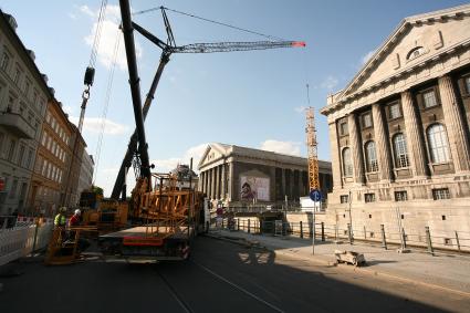 Spektakuläre Kranmontage auf denkmalgeschütztem Hof des Pergamonmuseums, Berlin, zur Konstruktion der temporären Rotunde für „PERGAMON – Panorama der antiken Metropole“ (mit Bild)