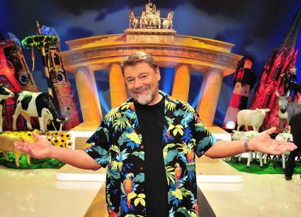 Action, Spaß und ein Hawaiihemd: Explosionsgefahr bei „Ich liebe Deutschland“ mit Jürgen von der Lippe – ab Freitag in SAT.1