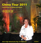 Die Sängerin und Moderatorin June Wilson auf China Tournee 2011