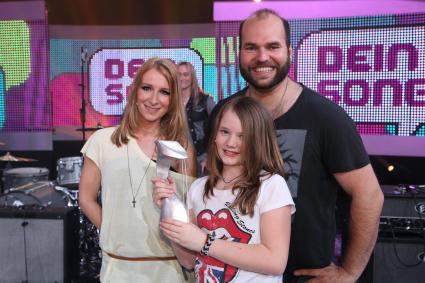 Nina gewinnt das große Finale von Dein Song 
Die 11-jährige Nina aus Frankfurt am Main ist „Songwriterin des Jahres 2012“ (BILD)
