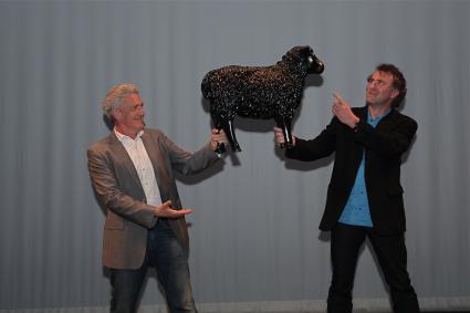 Dieter Moor kürt Stefan Waghubinger zum „Schwarzen Schaf“ 2012 /
Kabarettist aus Stuttgart gewinnt den niederrheinischen Kabarettwettbewerb der Newcomer (BILD)