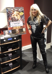 Raise your Fist! Doro begeistert die Fans in Hannover im Media Markt.