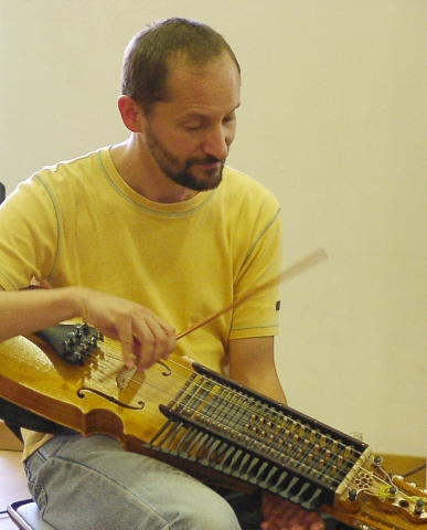Workshop für Nyckelharpa -Schlüsselfidel für Einsteiger und Fortgeschrittene mit Marco Ambrosini
