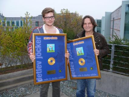 Wenn der Vater mit dem Sohne – Detlev Jöcker und sein Sohn Aaron bekommen eine Goldene Schallplatte (BILD)