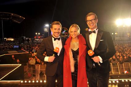 Mirjam Weichselbraun, Joko und Klaas moderieren am Brandenburger Tor
Berlins traditionelle Silvestershow im ZDF (BILD)