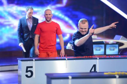 Stark ins neue Jahr: Stefan Raab besiegt Knast-Sportlehrer Björn bei „Schlag den Raab“ (BILD)