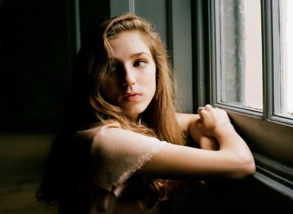 Birdy singt für George Clooney beim Deutschen Medienpreis: Die 16-Jährige widmet ihren Welthit „People Help The People“ dem Hollywoodstar und Friedensaktivist (BILD)