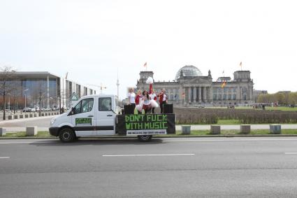 Lautstarker Musiker-Protest vor dem Reichstag / Musiker fordern von der Politik mehr Schutz für ihre Arbeit (BILD)