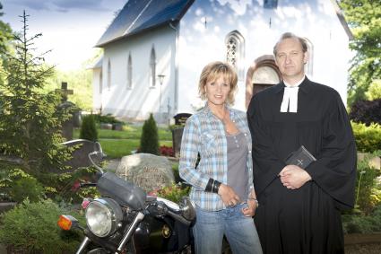 Peter Heinrich Brix und Ulrike Kriener in ZDF-Komödie „Nägel mit Köppen“ (BILD)