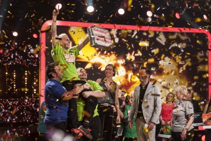 Finale mit Freudentränen und Jubelschreien: „The Biggest Loser“ erzielt starke 12,5 Prozent Marktanteil / Sieger Paride verliert 63 Kilo und gewinnt 50.000 Euro (BILD)