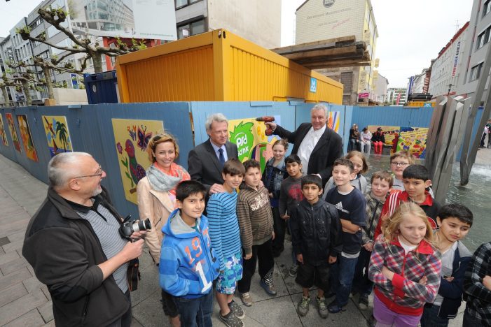 Kinder-PopArt-Galerie bringt Farbe an den Bauzaun