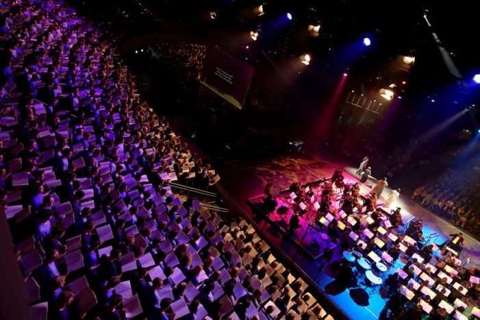 1.500 Jugendliche besingen Ich bin-Worte Jesu