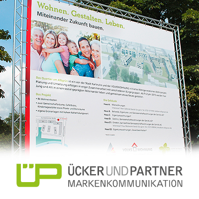 Ücker und Partner gestaltet Vermarktungsschild für das von der VOLKSWOHNUNG initiierte Mehrgenerationen-Wohnprojekt Quartier am Albgrün