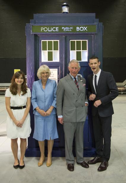 Prinz Charles und Camilla als Serien-Fans: Royals besuchen Set der britischen Kultserie „Doctor Who“ (BILD)