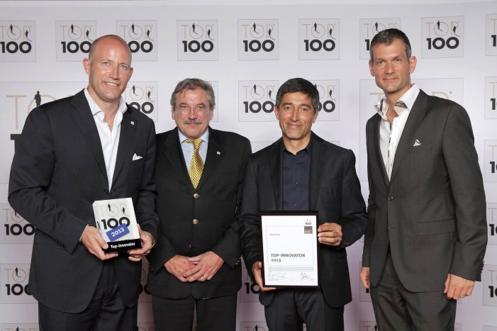 Die HQ LIFE AG wurde als TOP INNOVATOR des deutschen Mittelstandes ausgezeichnet. Vorstand Dr. Markus Beforth erhält die begehrte Trophäe aus den Händen vom Mentor Ranga Yogeshwar.
