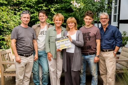 Mariele Millowitsch und Johanna Gastdorf gemeinsam vor der Kamera/
ZDF dreht Komödie „Zwei mitten im Leben“ (BILD)