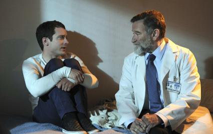 Psycho-Doc statt Psycho-Dog: OSCAR®-Preisträger Robin Williams therapiert Elijah Wood / Start der zweiten Staffel „Wilfred“ am 29. Juli auf ProSieben (BILD)