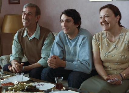 Migrationsgeschichte der anderen Art im ZDF:
Kleines Fernsehspiel „Luks Glück“ von Ayse Polat (BILD)