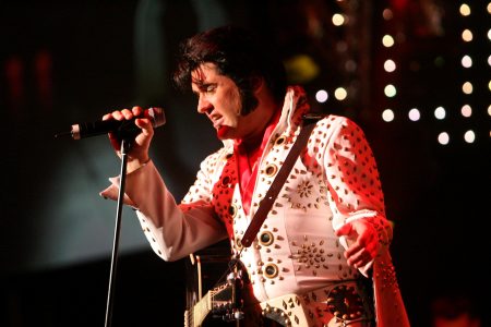 Now or never: Elvis singt wieder