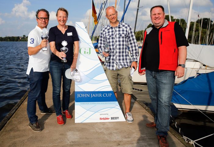 Summer in the City und Manöver hart am Wind – neue Rekorde bei der Segelregatta JOHN JAHR CUP 2013
Eine Regatta der Rekorde fand am vergangenen Sonnabend auf der Hamburger Außenalster statt. (BILD)