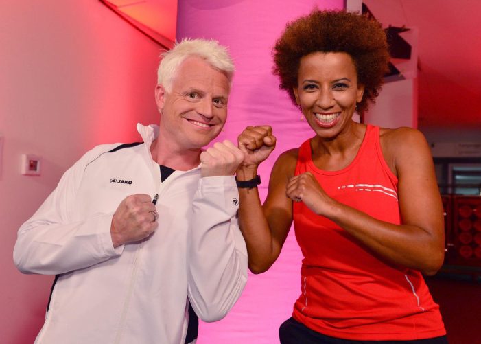 „Verlieren geht gar nicht!“: Guido Cantz vs. Arabella Kiesbauer im Duell bei „Deutschland gegenÖsterreich“ am Freitag um 20.15 in SAT.1 (BILD)